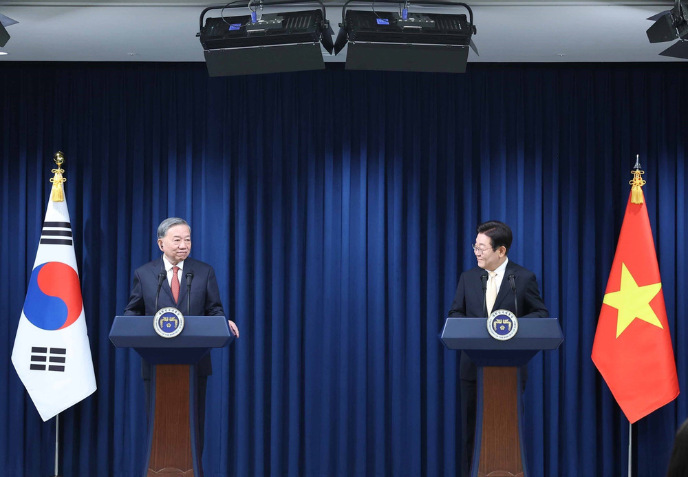 Vietnam's General Secretary To Lam and South Korea's President Lee Jae Myung at the meeting event